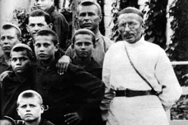 Антон Макаренко с воспитанниками Антон Макаренко с воспитанниками