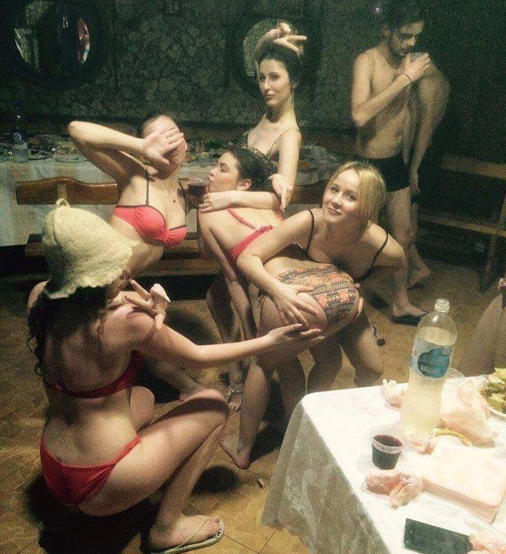 Девушек нельзя отпускать в сауны с подругами: доказательства Девушек нельзя отпускать в сауны с подругами: доказательства