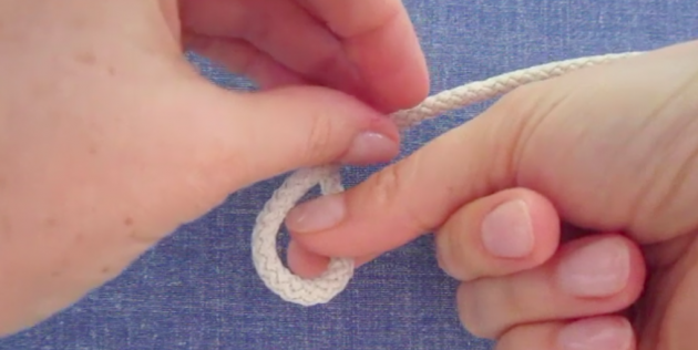 Заведите конец верёвки слева направо на среднюю часть шнура