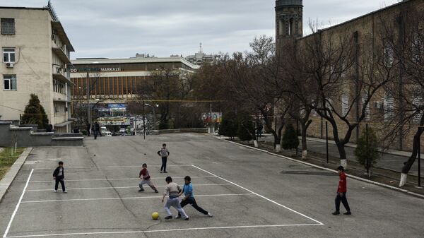 Дети играют в мяч в Ташкенте. Архивное фото