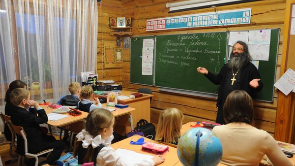 Ученики на уроке по Закону Божию в Троицкой Православной школе в Московской области. Архивное фото