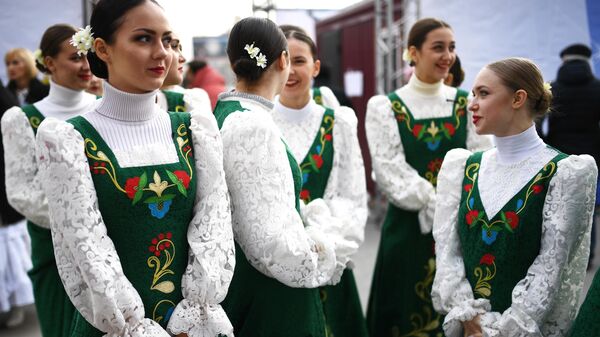 Танцевальный ансамбль на праздновании Дня народного единства в Новосибирске