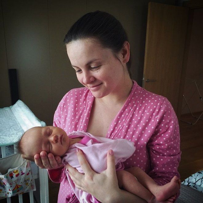 Юлия Проскурякова с новорожденной дочкой