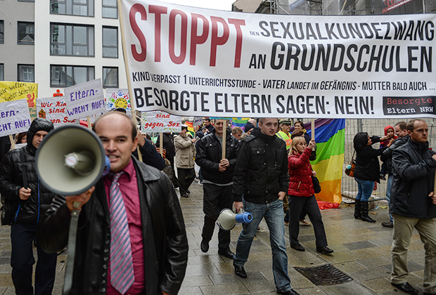 Участники марша родителей, выступающих против «принудительной сексуализации детей в начальных школах Германии»