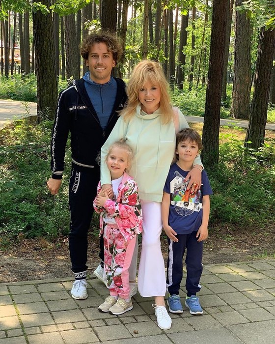 Алла Пугачева с мужем и детьми