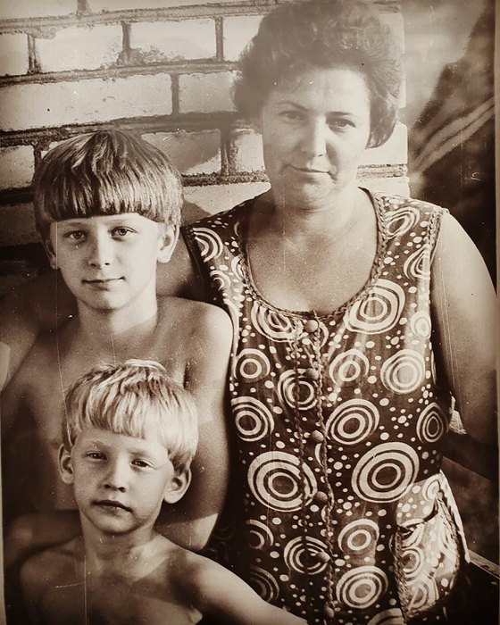 Сергей Глушко с мамой и братом