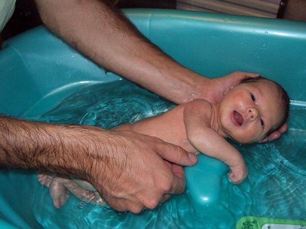 Первое купание новорожденного после выписки из роддома