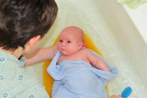 Как осторожно купать ребенка