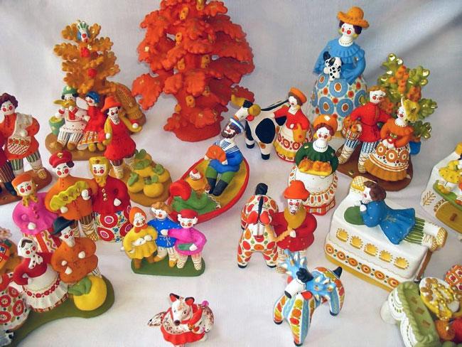 Dymkovskie-glinyanye-igrushki Kompoziciya-iz-gliny