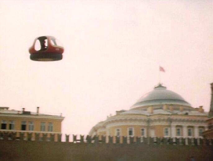 2. Над Кремлем алеет красный флаг, исчезнувший оттуда в 1991 году