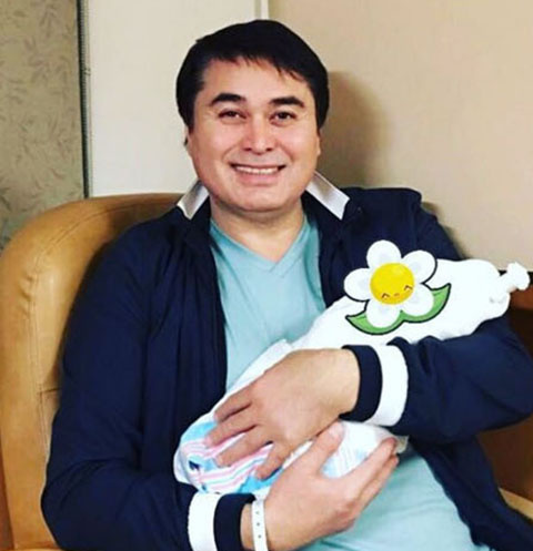 Арман Давлетьяров и его новорожденная дочка Арман Давлетьяров и его новорожденная дочка
