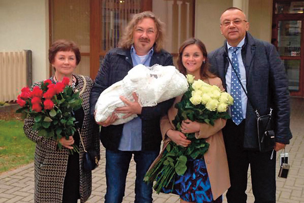 Певец смог прилететь в Америку лишь через несколько дней после рождения дочери (на фото с родителями Юлии Проскуряковой)