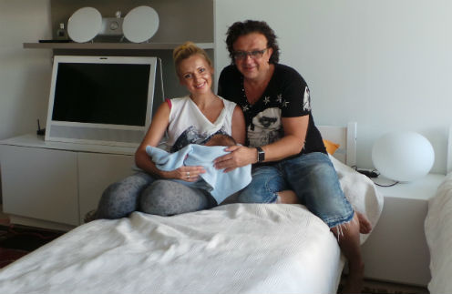 Рома и Елена Жуковы с новорожденным сыном