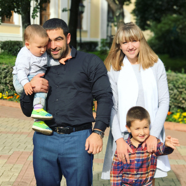 Крестными родителями мальчика стали друзья семьи Крестными родителями мальчика стали друзья семьи