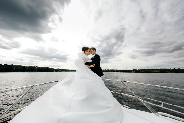 В день свадьбы влюбленные провели время на яхте, где смогли насладиться обществом друг друга
