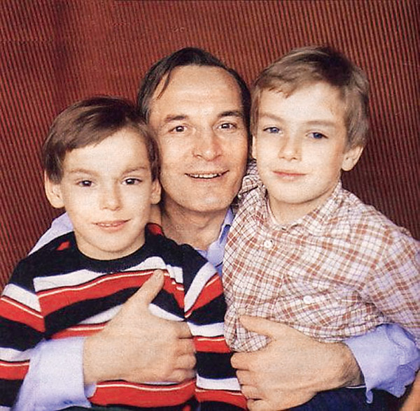 По словам друзей семьи, оба сына Ланового, Сергей (слева) и Александр, всегда были очень привязаны к отцу. 1980-е годы По словам друзей семьи, оба сына Ланового, Сергей (слева) и Александр, всегда были очень привязаны к отцу. 1980-е годы