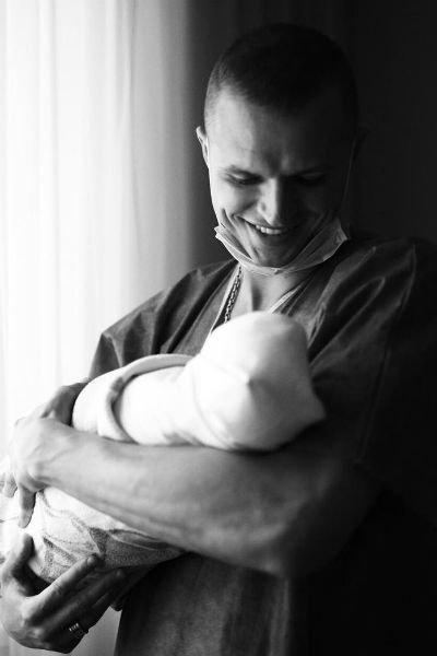 Дмитрий Тарасов показал первое фото с новорожденной дочерью