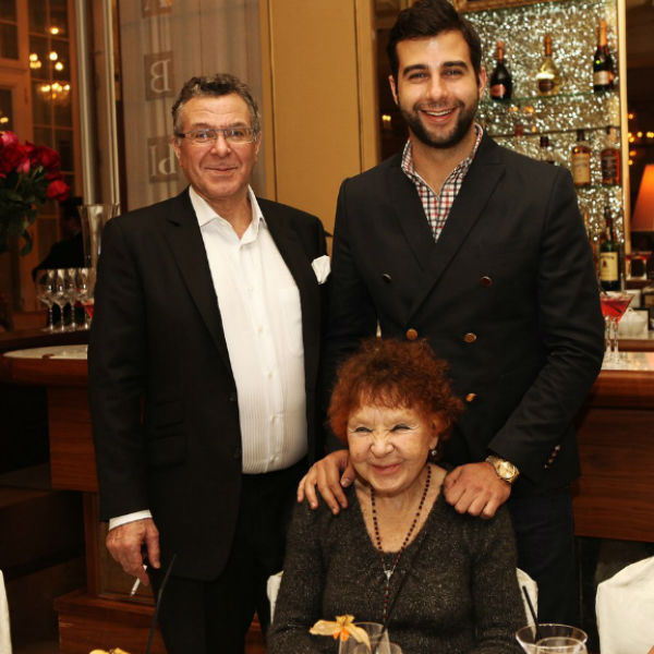Андрей Ургант с сыном и матерью