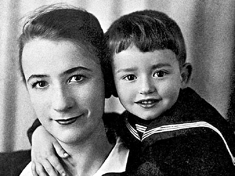 Александр Градский в детстве с мамой