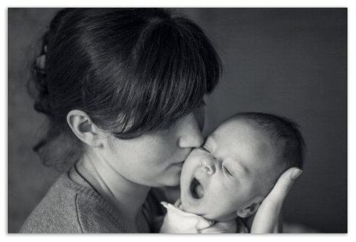 Мама с зевающим младенцем.