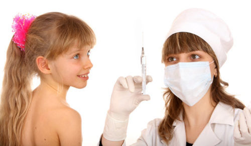 врач собирается делать прививку девочке