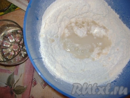 Для начала приготовить тесто - просеять муку, сделать лунку, налить воду, добавить соль. Замесить тесто, мягкое, не липнущее к рукам.