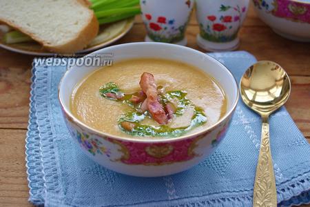 Фото рецепта Гороховый суп-пюре с беконом и зелёным соусом