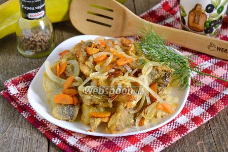 Фото рецепта Минтай жареный с луком и морковью