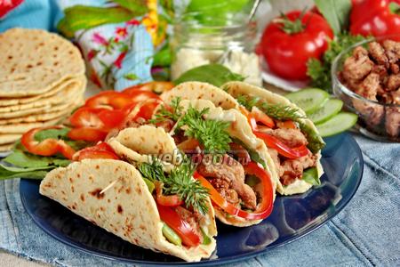 Фото рецепта Тортилья с курицей и сыром