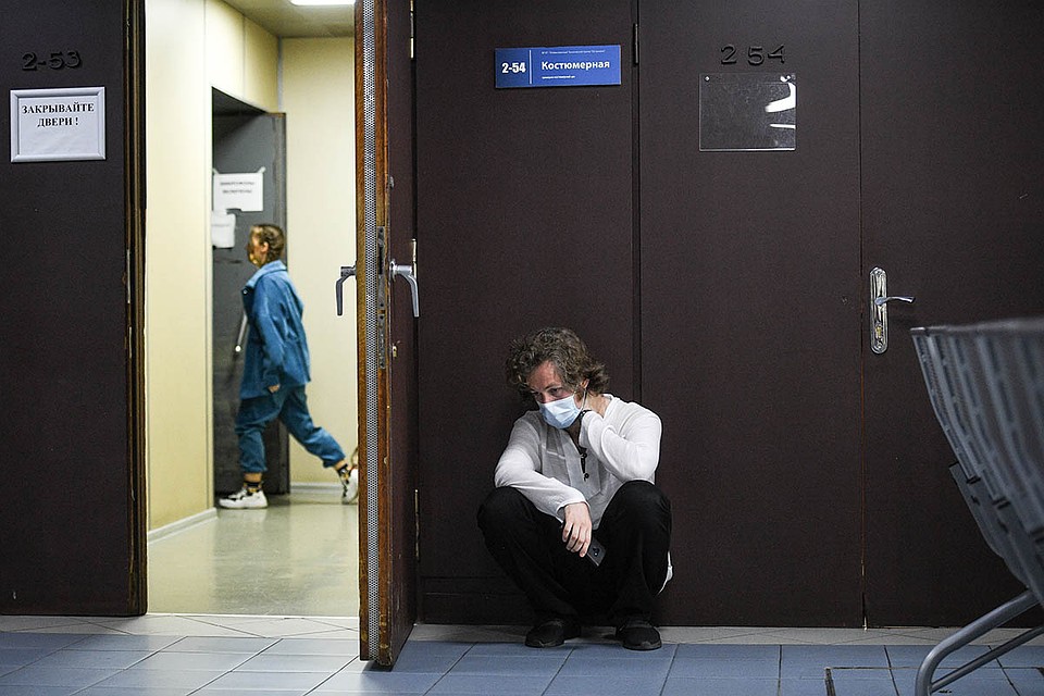 Кто-то и сам не стремится к человеческому контакту, просто распевается в коридорном аппендиксе. Фото: Максим ЛИ 