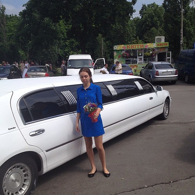 О бракосочетании сообщила старшая дочь экс-супругов Меладзе Алиса. Девочка выложила в своем микроблоге фотографию, на которой она с красивым букетом в руках позирует на фоне белоснежного лимузина. 