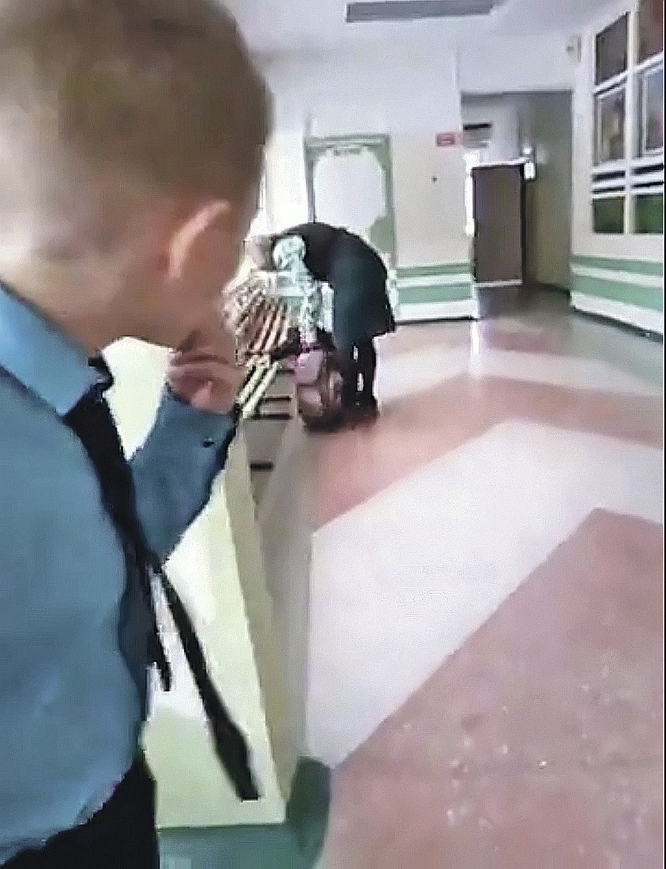 Все это снимают на мобильник другие школьники. Фото: Социальные сети