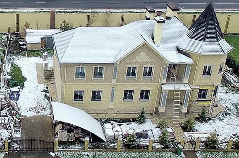 Этот особняк в Подмосковье по соседству с домами Дмитрия Нагиева, Юлии Ковальчук и других звезд Мария купила в 2017 году