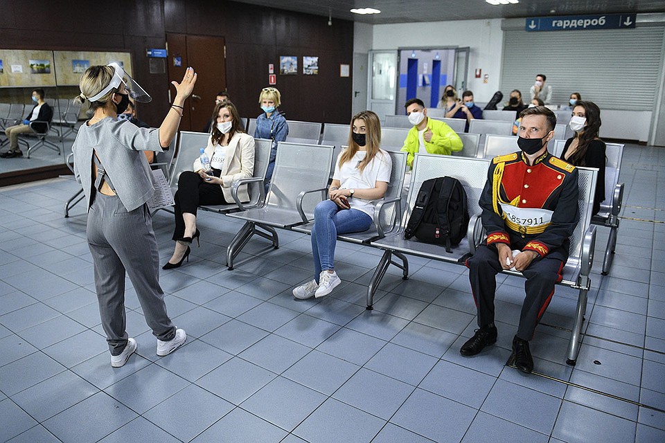 На стульчиках при входе в павильон кандидатов на попадание в «Голос» рассаживают в шахматном порядке. Фото: Максим ЛИ