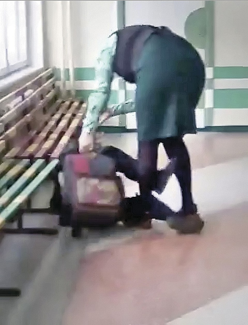 На кадрах видно, как учительница догоняет мальчишку и, отпуская затрещины, валит его на пол... Фото: Социальные сети