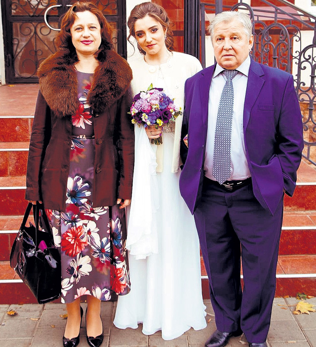Краснодар, 3 ноября 2016 года. Алия и её родители в день свадьбы. Фото: Instagram.com