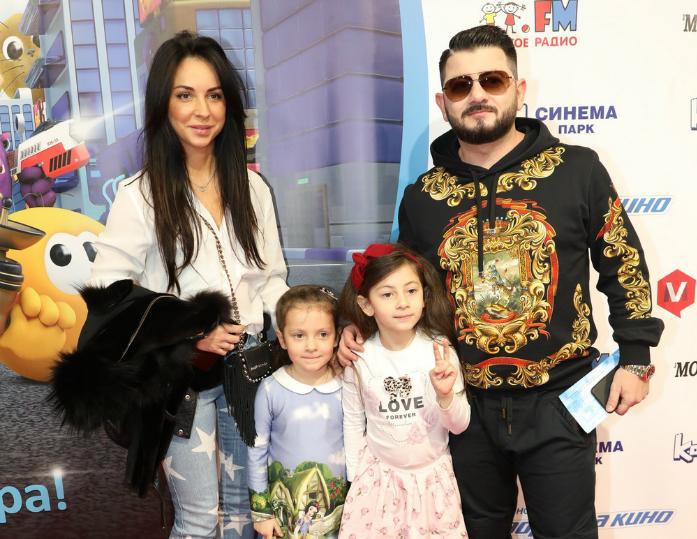 Михаил Галустян с супругой и детьми