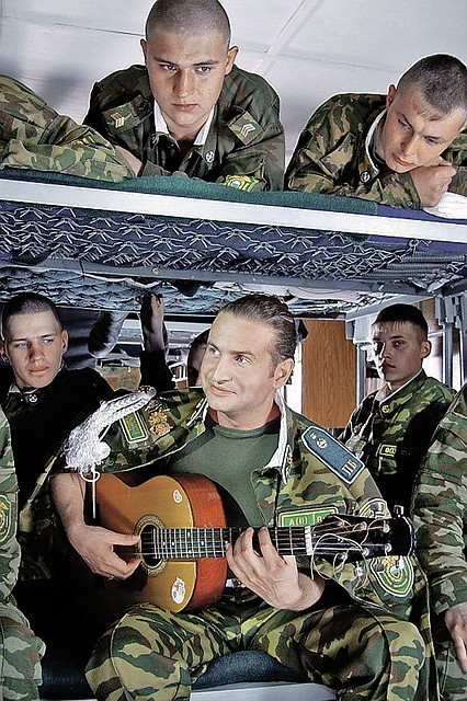 Кадры из клипа «Граница». В отличие от многих коллег по цеху Агутин отслужил в армии. Фото: Личный архив