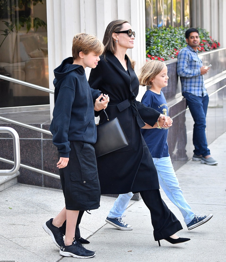 Обе биологические дочки Джоли, и Шайло, и Вивьен предпочитают одеваться как мальчики. Фото: EAST NEWS