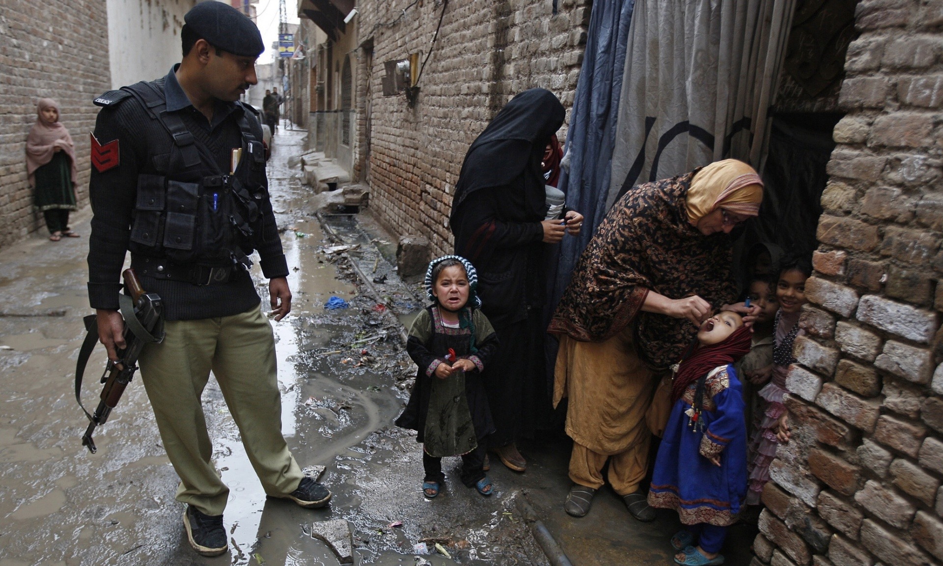 pakistan-oral-polio-vaccine-guns
