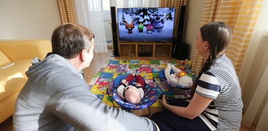 Просмотр телевизора и его вредное влияние на ребенка