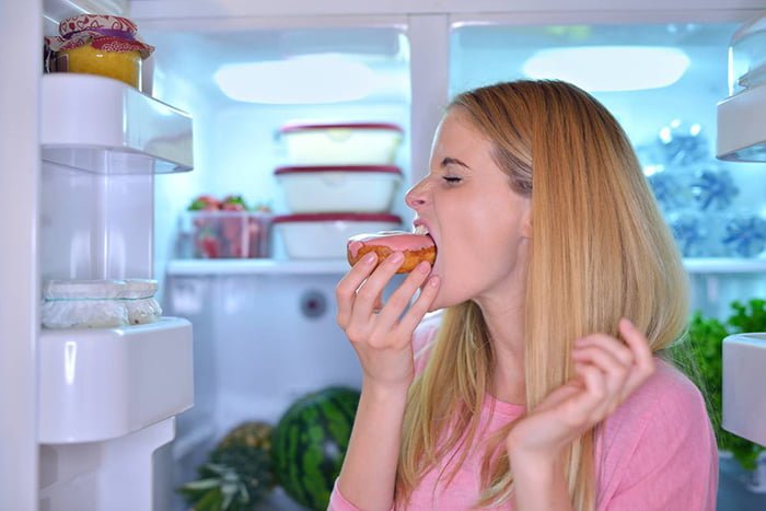 девушка ест пончик 