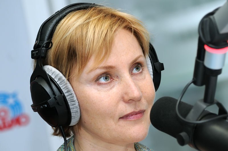 Говорит в микрофон