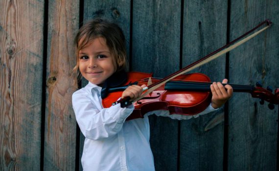 детская фотосессия, игра на скрипке