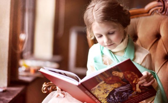 детская фотосессия, девочка с книгой