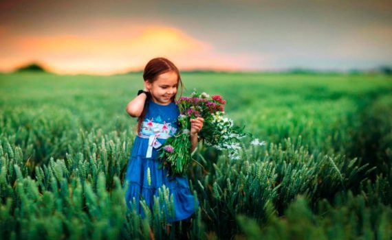 детская фотосессия, девочка в поле