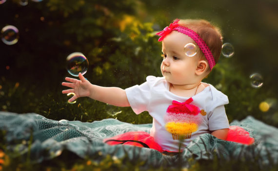 фотосессия ребенка на год на природе с мыльными пузырями