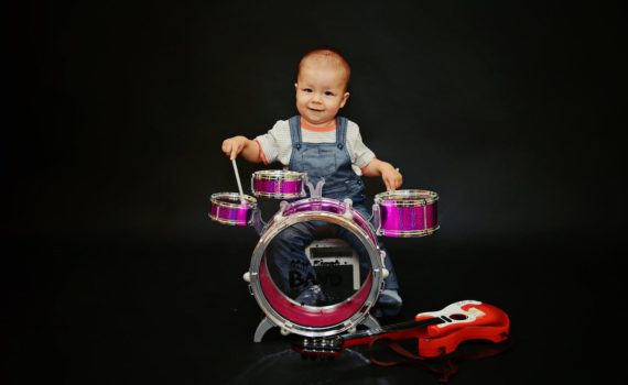 фотосессия ребенка на год с музыкальным инструментом в студии