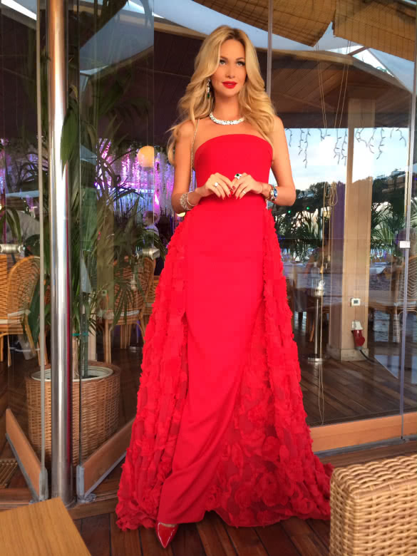 Beautiful Russian tv host Victoria Lopyreva in red dress