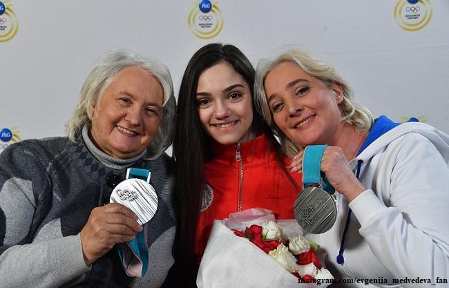 Евгения Медведева с мамой и бабушкой